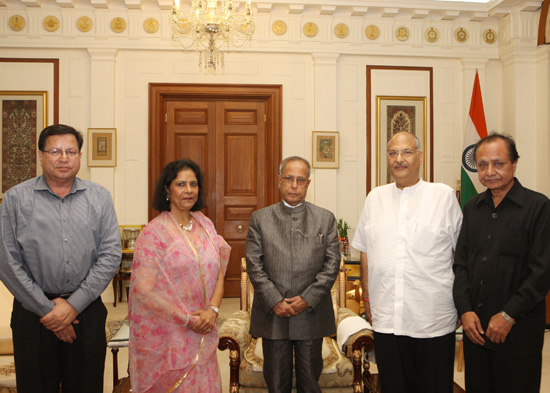 The General Secretary of the Shri Dharmic Leela Committee, Smt & Shri Dhiraj Bansidhar Gupta with others calling on the President of India, Shri Pranab Mukherjee at Rashtrapati Bhavan in New Delhi on August 27, 2012.