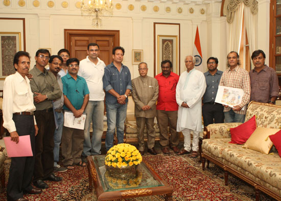 A delegation of Cartoonists from various news papers based on Delhi called on the President of India, Shri Pranab Mukherjee at the Rashtrapati Bhavan in New Delhi September 1, 2012.