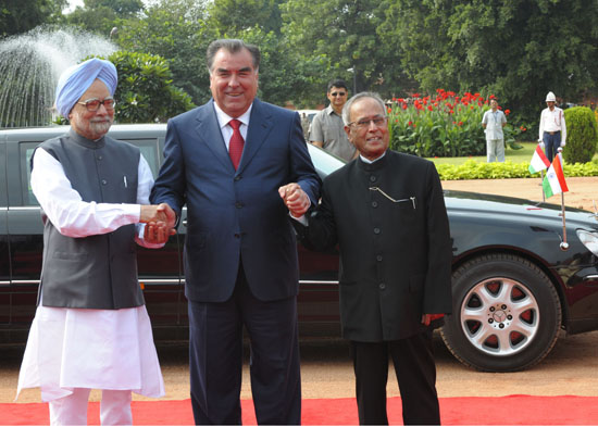 The President of India, Shri Pranab Mukherjee welcoming the President of the Republic of Tajikistan, H.E. Mr. Emomali Rahmon at the Forecourt of Rashtrapati Bhavan on September 3, 2012. Also seen is the Prime Minister of India, Dr. Manmohan Singh.