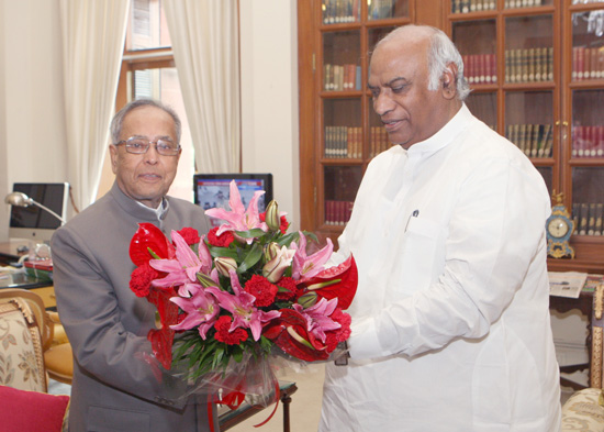 The Union Minister of Labour, Shri Mallikarjun Kharge calling on the President of India, Shri Pranab Mukherjee at Rashtrapati Bhavan in New Delhi on September 13, 2012.