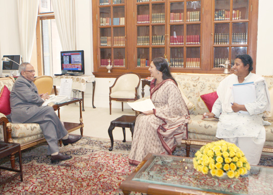 Smt. Brinda Karat along with others calling on the President of India, Shri Pranab Mukherjee at Rashtrapati Bhavan in New Delhi on September 13, 2012.