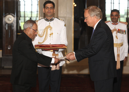 The Ambassador of the Kingdom of the Netherlands, H.E. Mr. Alphonsus Hermanus Maria Stoelinga presenting his credentials to the President of India, Shri Pranab Mukherjee at Rashtrapati Bhavan on September 24, 2012.