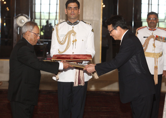 The Ambassador of the Republic of Korea, H.E. Mr. Lee Joon-gyu presenting his credentials to the President of India, Shri Pranab Mukherjee at Rashtrapati Bhavan on September 24, 2012.