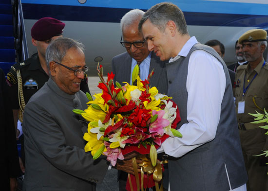 The President of India, Shri Pranab Mukherjee is greeted by Chief Minister of J&K, Shri Omar Abdullah on his arrival at Srinagar on September 26, 2012.