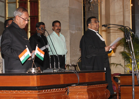 The President of India, Shri Pranab Mukherjee, administering the oath of office to Shri Justice Altamas Kabir, as Chief Justice of India at the swearing in ceremony at Rashtrapati Bhavan on September 29, 2012.