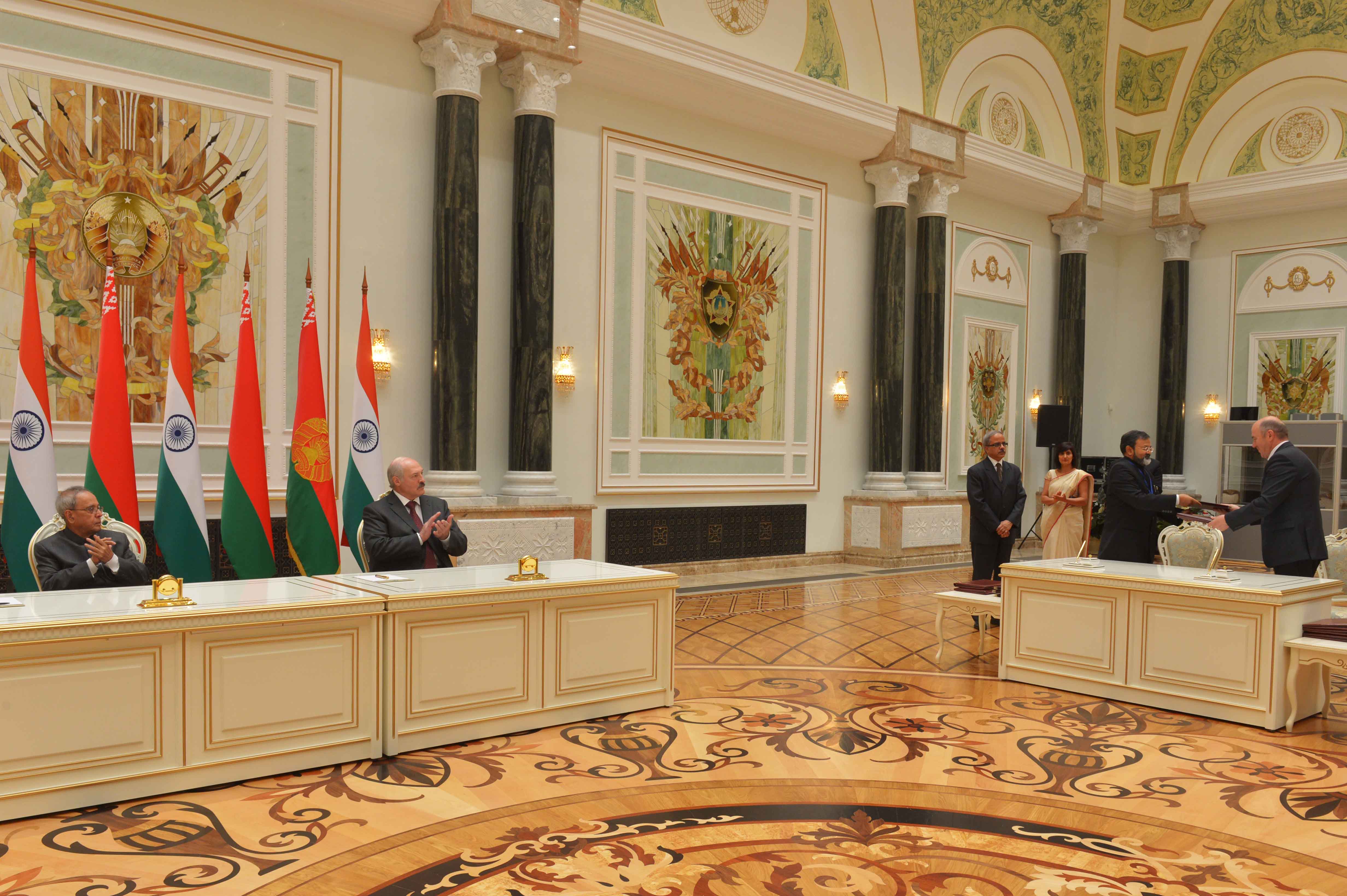 The President, Shri Pranab Mukherjee and the President of the Republic of Belarus, H.E. Mr. Alexander Lukashenko witnessing the Signing of MoUs at Minsk in Belarus on June 3, 2015.