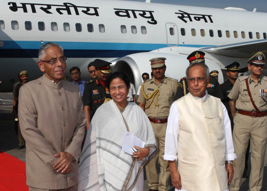 The President of India, Shri Pranab Mukherjee being received by the Governor of West Bengal, Shri M.K. Narayanan and the Chief Minister of West Bengal, Ms. Mamata Banerjee on his arrival at Kolkata Airport on October 20, 2012.