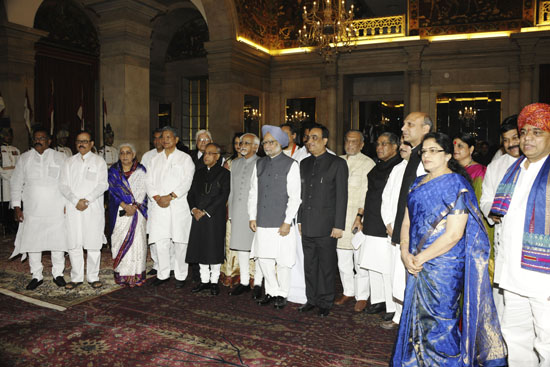 The President of India, Shri Pranab Mukherjee, the Vice President of India, Shri M. Hamid Ansari and the Prime Minister of India, Dr. Manmohan Singh with newly sworn-in Ministers at Rashtrapati Bhavan on October 28, 2012.