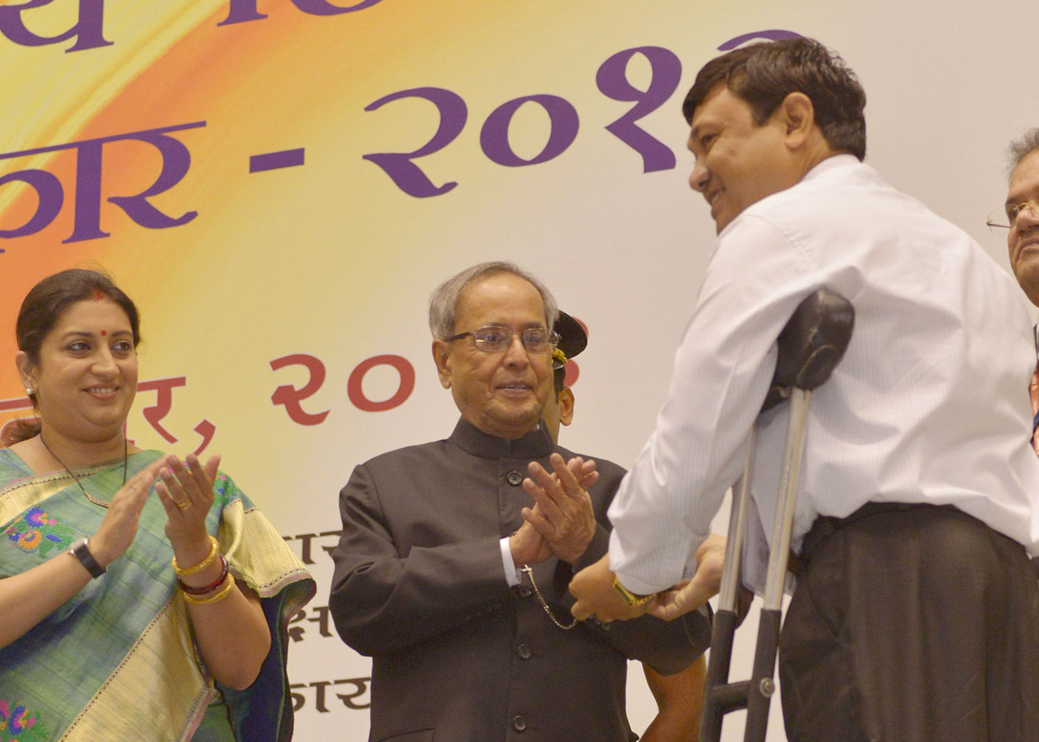 The President of India, Shri Pranab Mukherjee while presenting a National Award to teacher on the occasion of Teachers’ Day at Vigyan Bhavan in New Delhi on September 5, 2014. 