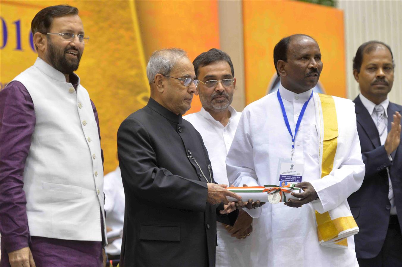The President of India, Shri Pranab Mukherjee presenting the National Awards to meritorious teachers on the occasion of Teacher's Day at Vigyan Bhavan on September 05, 2016. 