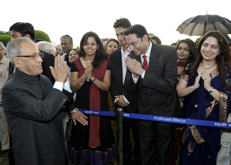 The President of India, Shri Pranab Mukherjee meeting invitees at the Reception hosted by him at Rashtrapati Bhavan on the occasion of the 66th Independence Day on August 15, 2012.
