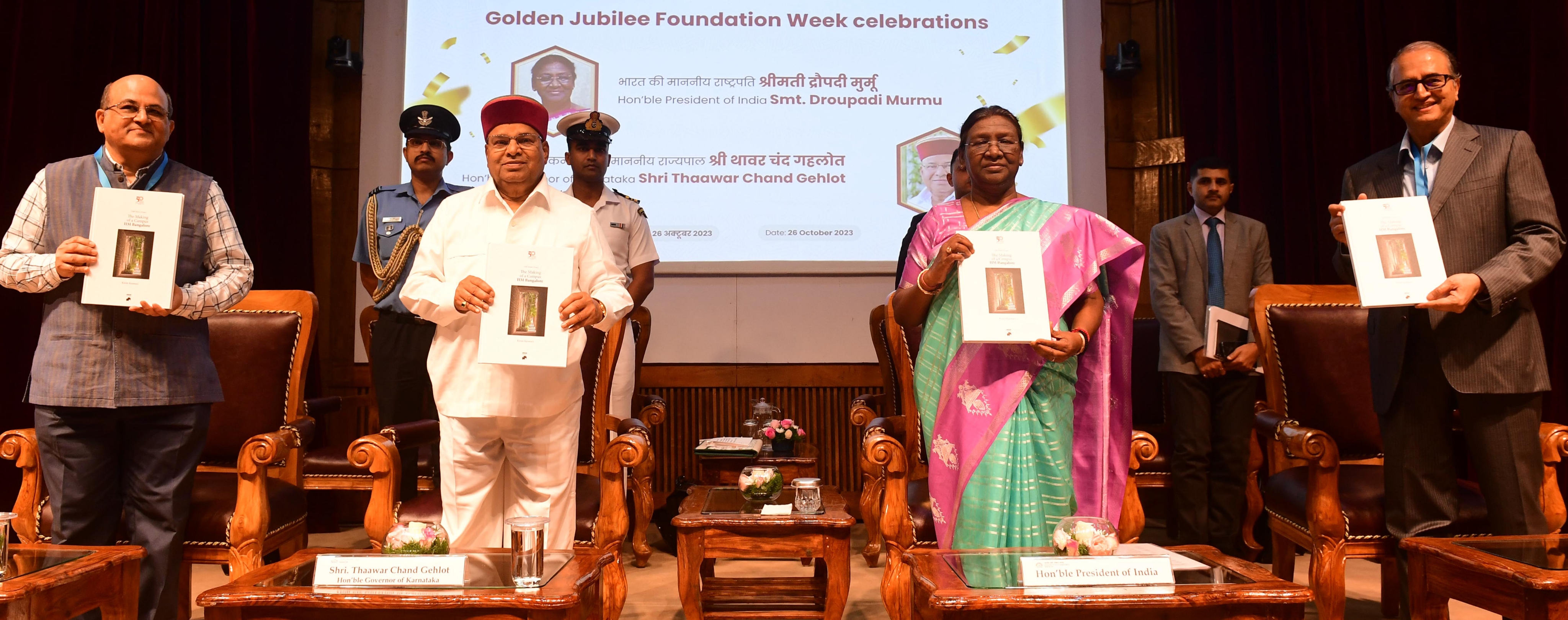 26 अक्तूबर, 2023 को बैंगलोर, कर्नाटक में भारतीय प्रबंधन संस्थान बैंगलोर के स्वर्ण जयंती समारोह के भाग के रूप में मनाए जाने वाले स्थापना सप्ताह समारोह का उद्घाटन करते हुए भारत की राष्ट्रपति श्रीमती द्रौपदी मुर्मु।