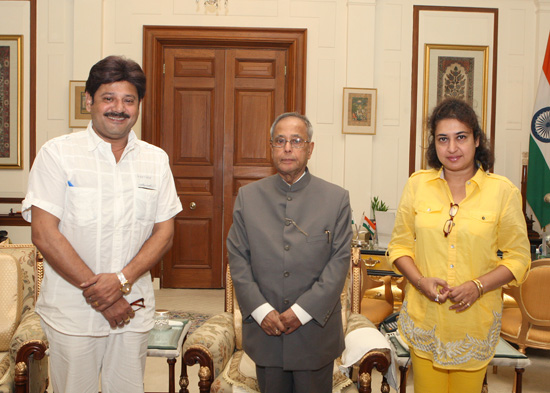 Shri Tapas Paul, Member of Parliament and Smt. Satabdi Roy, Member of Parliament calling on the President of India, Shri Pranab Mukherjee at Rashtrapati Bhavan in New Delhi on August 23, 2012.