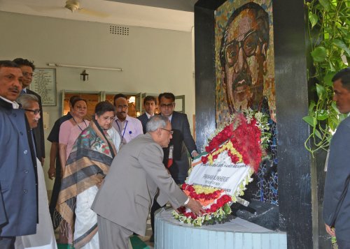 भारत के राष्ट्रपति, श्री प्रणब मुखर्जी 4 मार्च, 2013 को ढाका, बांग्लादेश में बंगबंधु स्मारक संग्रहालय में बंगबंधु के चित्र पर माल्यार्पण करते हुए
