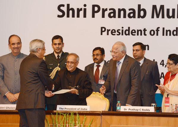 The President of India, Shri Pranab Mukherjee receiving the recommendations of the Healthcare Alliance at Rashtrapati Bhavan Auditorium in New Delhi on March 4, 2014. Also seen are the Union Minister of Health and Family Welfare, Shri Ghulam Nabi Azad and 