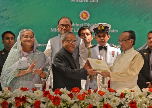 बांग्लादेश के राष्ट्रपति, श्री मो. जिल्लुर रहमान 4 मार्च, 2013 को ढाका, बांग्लादेश में भारत के राष्ट्रपति, श्री प्रणब मुखर्जी को ‘मुक्ति युद्ध सम्मान’ प्रदान करते हुए। चित्र में बांग्लादेश की प्रधानमंत्री, महामान्या श्रीमती शेख हसीना भी दिखाई दे रही हैं।