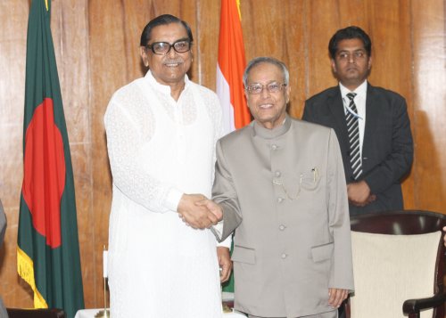 बांग्लादेश कामगार पार्टी के संसद सदस्य श्री रशीद खान मेनन 4 मार्च, 2013 को ढाका, बांग्लादेश में भारत के राष्ट्रपति, श्री प्रणब मुखर्जी से मुलाकात करते हुए