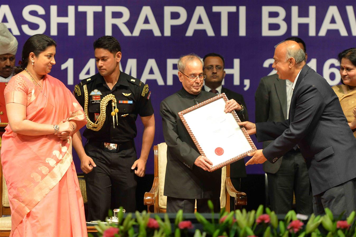 भारत के राष्ट्रपति, श्री प्रणब मुखर्जी 14 मार्च, 2016 को राष्ट्रपति भवन सभागार में जवाहरलाल नेहरू विश्वविद्यालय के मोलेक्यूलर पैरासाइटोलॉजी समूह को अनुसंधान के लिए कुलाध्यक्ष पुरस्कार-2016 प्रदान करते हुए। 