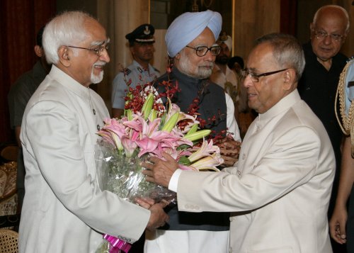 The Vice-President of India, Shri M. Hamid Ansari bidding farewell to the President of India, Shri Pranab Mukherjee at Rashtrapati Bhavan in New Delhi on March 11, 2013 on his Ceremonial Departure for the State Visit to Mauritius.