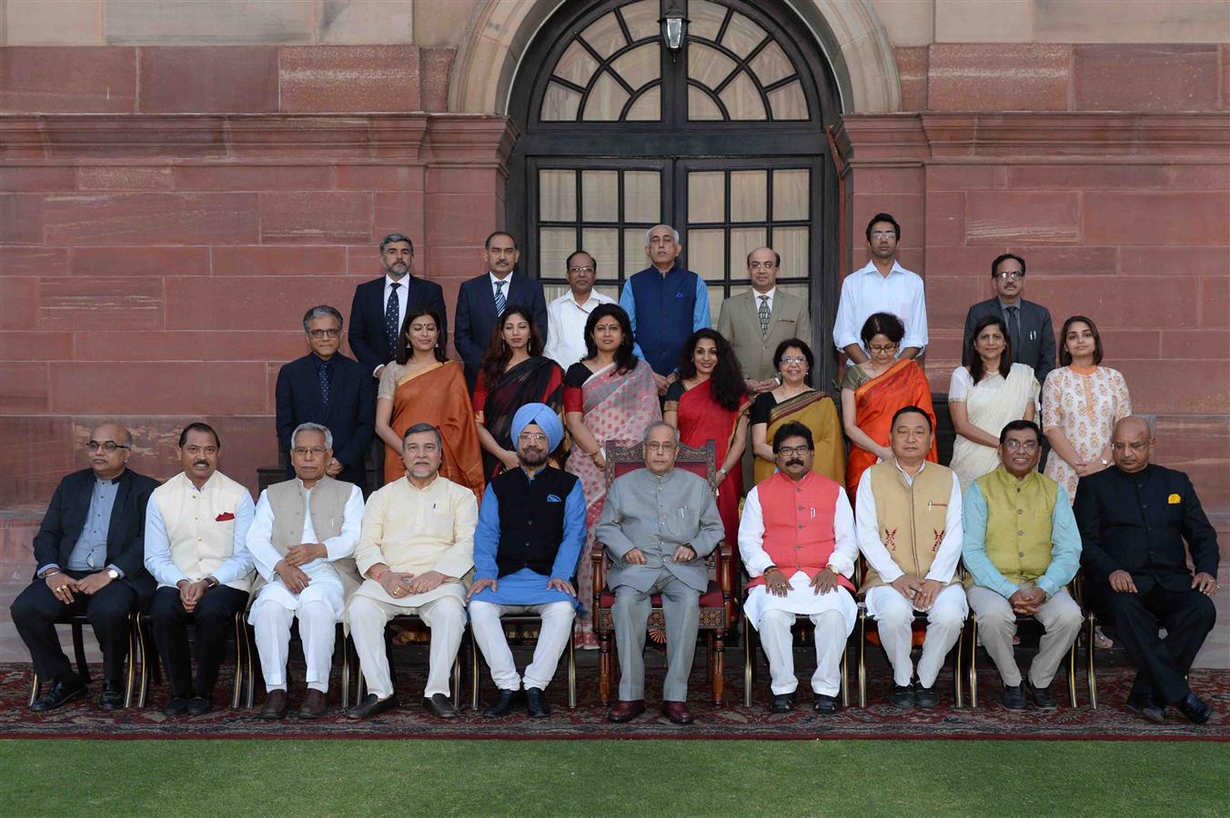 The President of India, Shri Pranab Mukherjee with the delegates of Global Coalition Against TB on the eve of World TB Day at Rashtrapati Bhavan on March 23, 2017.
