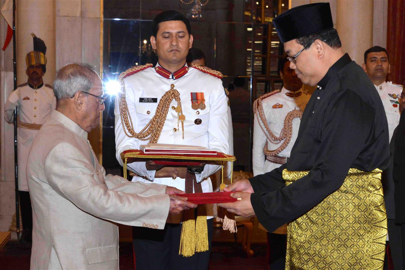 The High Commissioner of Malaysia, His Excellency Mr. Dato Hidayat Abdul Hamid presenting his credential to the President of India, Shri Pranab Mukherjee at Rashtrapati Bhavan on March 29, 2017.