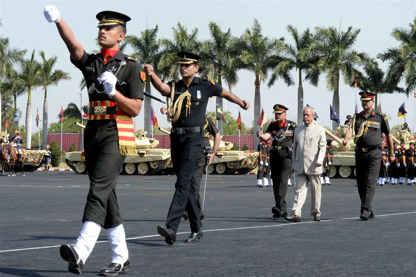 भारत के राष्ट्रपति, श्री प्रणब मुखर्जी 15 अप्रैल, 2017 को अहमदनगर में सशस्त्र कोर सेंटर एंड स्कूल अहमदनगर के ध्वज समारोह के दौरान।