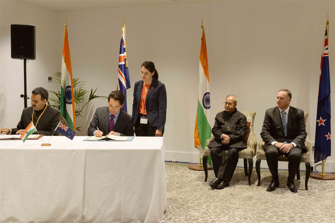 The President of India, Shri Pranab Mukherjee and the Prime Minister of New Zealand, John Key witnessing the Signing of agreement between India and New Zealand on direct flight service between India and New Zealand at Auckland in New Zealand on May 01, 20 