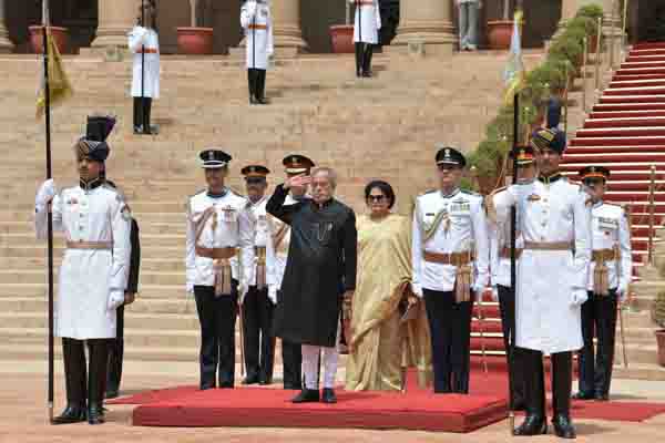 The President of India, Shri Pranab Mukherjee, receiving the National Salute from the President's Body Guard (PBG) at Forecourt of Rashtrapati Bhavan before leaving for Central Hall of Parliament to delivering his address to both the Houses of Parliament 