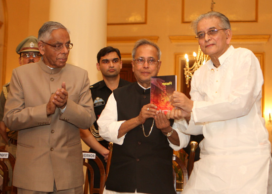 भारत के राष्ट्रपति, श्री प्रणब मुखर्जी 6 मई, 2013 को, राजभवन, कोलकाता में पश्चिम बंगाल के पूर्व राज्यपाल न्यायमूर्ति (सेवानिवृत्त) श्री श्यामल कुमार सेन से, प्रो. स्वर्गीय देवरंजन मुखोपाध्याय द्वारा रचित लघु-कहानी संग्रह ‘गल्पांजलि’ नामक बांग्ला साहित्य प