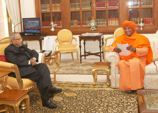 Swami Agnivesh calling on the President of India, Shri Pranab Mukherjee at Rashtrapati Bhavan in New Delhi on October31, 2012.