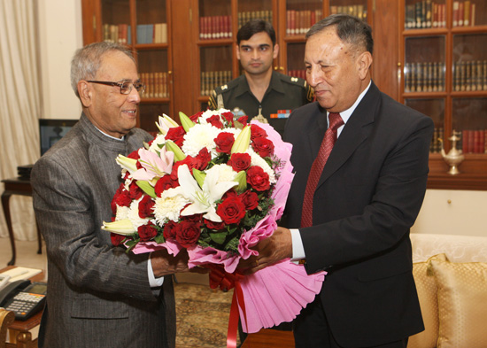 The Governor of Chhattisgarh, Shri Shekhar Dutt calling on the President of India, Shri Pranab Mukherjee at Rashtrapati Bhavan in New Delhi on November 1, 2012.