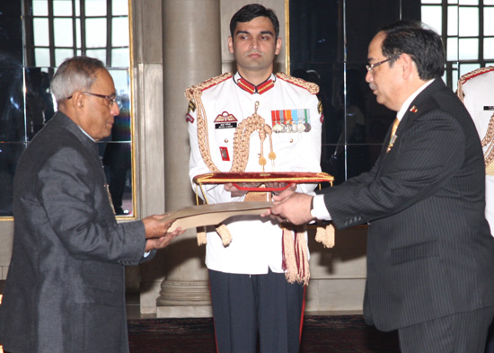 The Ambassador of Philippines, H.E. Mr. Benito B. Valeriano presenting his credentials to the President of India, Shri Pranab Mukherjee at Rashtrapati Bhavan in New Delhi on November 8, 2012.