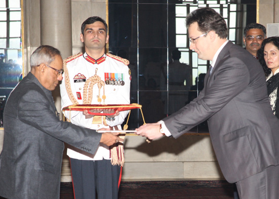 The Ambassador of Republic of Belarus, H.E. Mr. Vitaly Prima presenting his credentials to the President of India, Shri Pranab Mukherjee at Rashtrapati Bhavan in New Delhi on November 8, 2012.