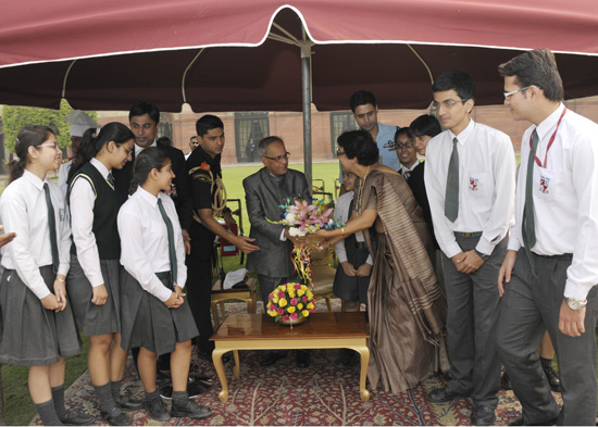 The President of India, Shri Pranab Mukherjee receiving greetings from various school students and all walks of life on the occasion of Diwali at Rashtrapati Bhavn in New Delhi on November 13, 2012.