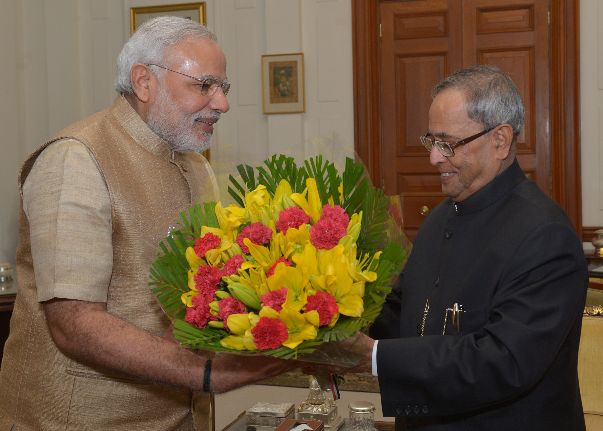 भारत के प्रधानमंत्री, श्री नरेंद्र मोदी 8 सितंबर 2014 को राष्ट्रपति भवन, नई दिल्ली में, भारत के राष्ट्रपति,श्री प्रणब मुखर्जी से भेंट करते हुए। 