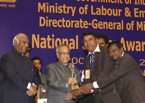 The President of India, Shri Pranab Mukherjee while presenting the National Safety Awards (Mines) at Vigyan Bhavan in New Delhi on November 21, 2012. Also seen is the Union Minister of Labour and Employement, Shri Mallikarjun Kharge.