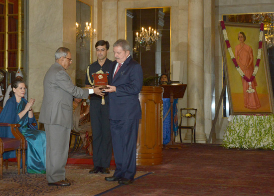 The President of India, Shri Pranab Mukherjee presenting the Indira Gandhi Prize for Peace, Disarmament and Development to the Former President of the Federative Republic of Brazil, H.E. Mr. Luiz Inacio Lula da Silva at Rashtrapati Bhavan in New Delhi on