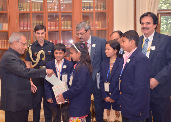 The President of India, Shri Pranab Mukherjee making a contribution to the National Foundation for Communal Harmony on the occasion of their Flag Week at Rashtrapati Bhavan on November 23, 2012.