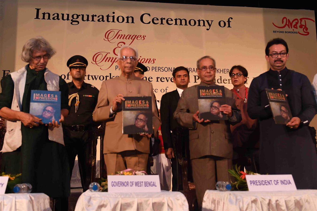 पश्चिम बंगाल के राज्यपाल, श्री केसरी नाथ त्रिपाठी 30 जून, 2017 को कोलकाता, पश्चिम बंगाल में कॉफी टेबल बुक ‘इमेजेज एंड इंप्रेसन्स- प्रोफाइल एंड परसोना ऑफ प्रणब मुखर्जी’ का विमोचन करते हुए और प्रथम प्रति भारत के राष्ट्रपति, श्री प्रणब मुखर्जी को भेंट करते ह