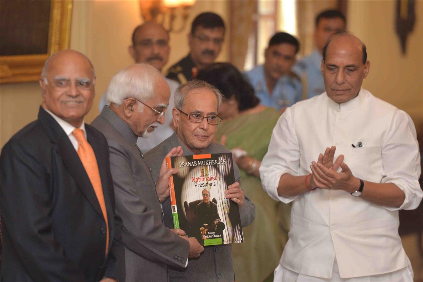 भारत के राष्ट्रपति, श्री प्रणब मुखर्जी 07 अक्तूबर, 2015 को, राष्ट्रपति भवन में श्री प्रभु चावला द्वारा संपादित कॉफी टेबल बुक ‘द नेशनलिस्ट प्रेजीडेंट प्रणब मुखर्जी’ की प्रथम प्रति ग्रहण करते हुए