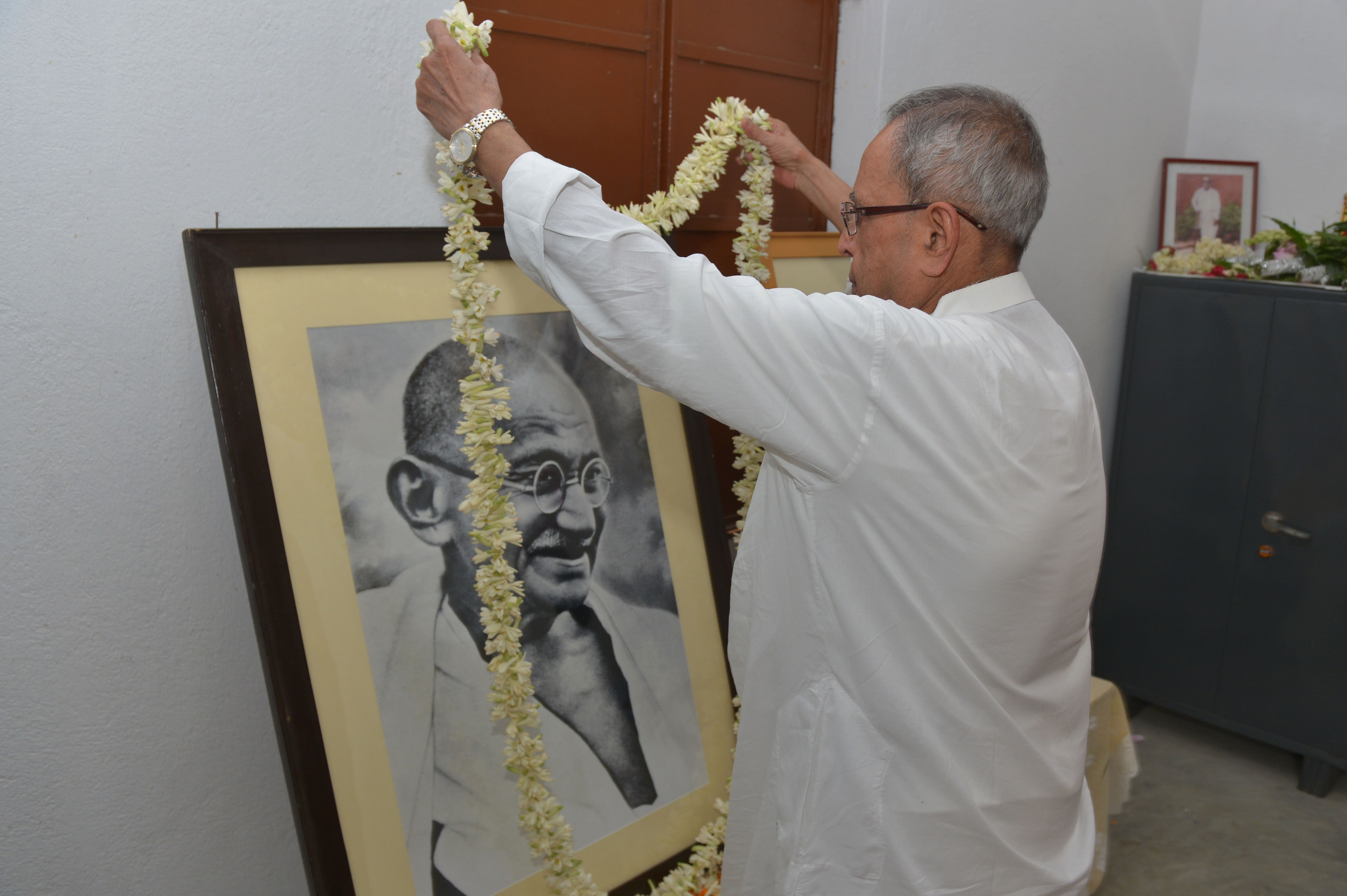 The President of India, Shri Pranab Mukherjee paying floral tributes at the portrait of Mahatma Gandhi at Mirati Kamda Kinkar Samiti Vidyapeeth, Mirati in West Bengal on October 2, 2014 on the occasion of Gandhi Jayanti. 