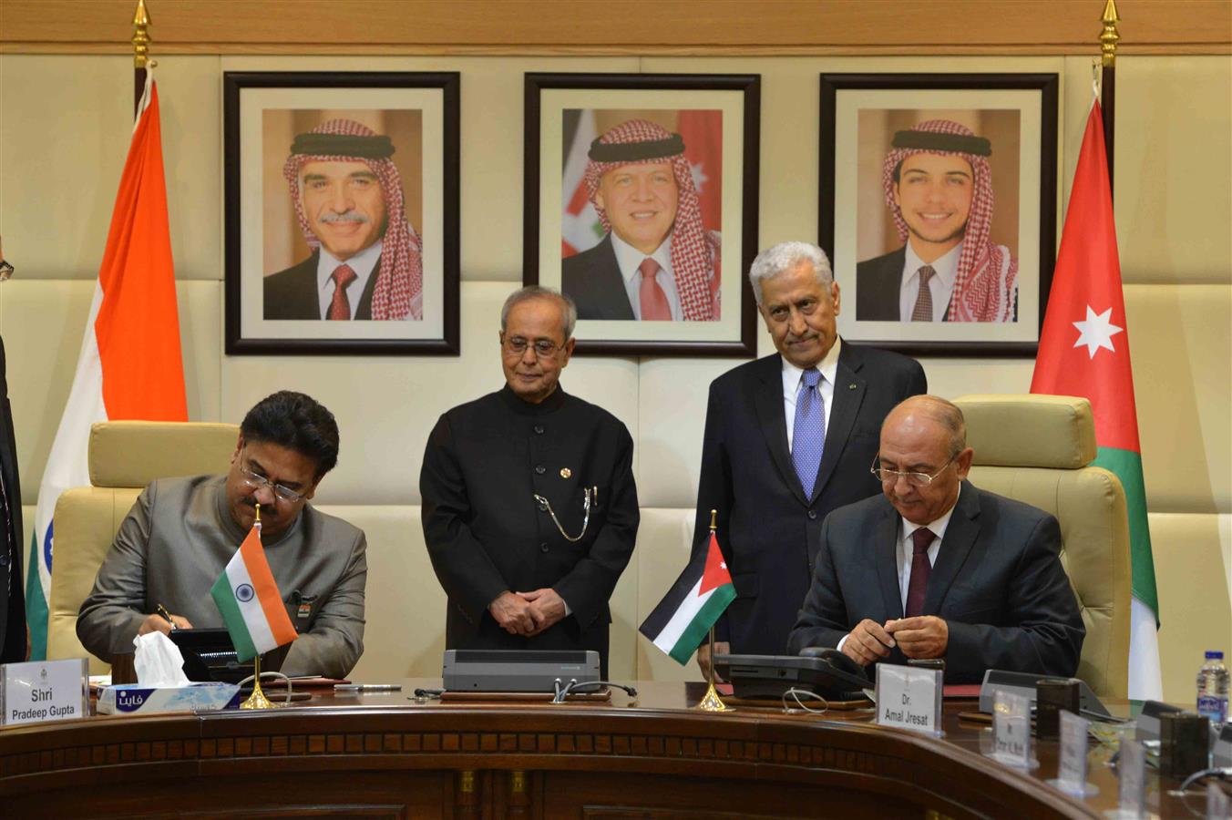 The President of India, Shri Pranab Mukherjee and the Prime Minister of Jordan, H.E. Dr. Abdullah Ensour during the signing of various MoUs at Government Office Complex in Amman, Jordan on October 11, 2015.