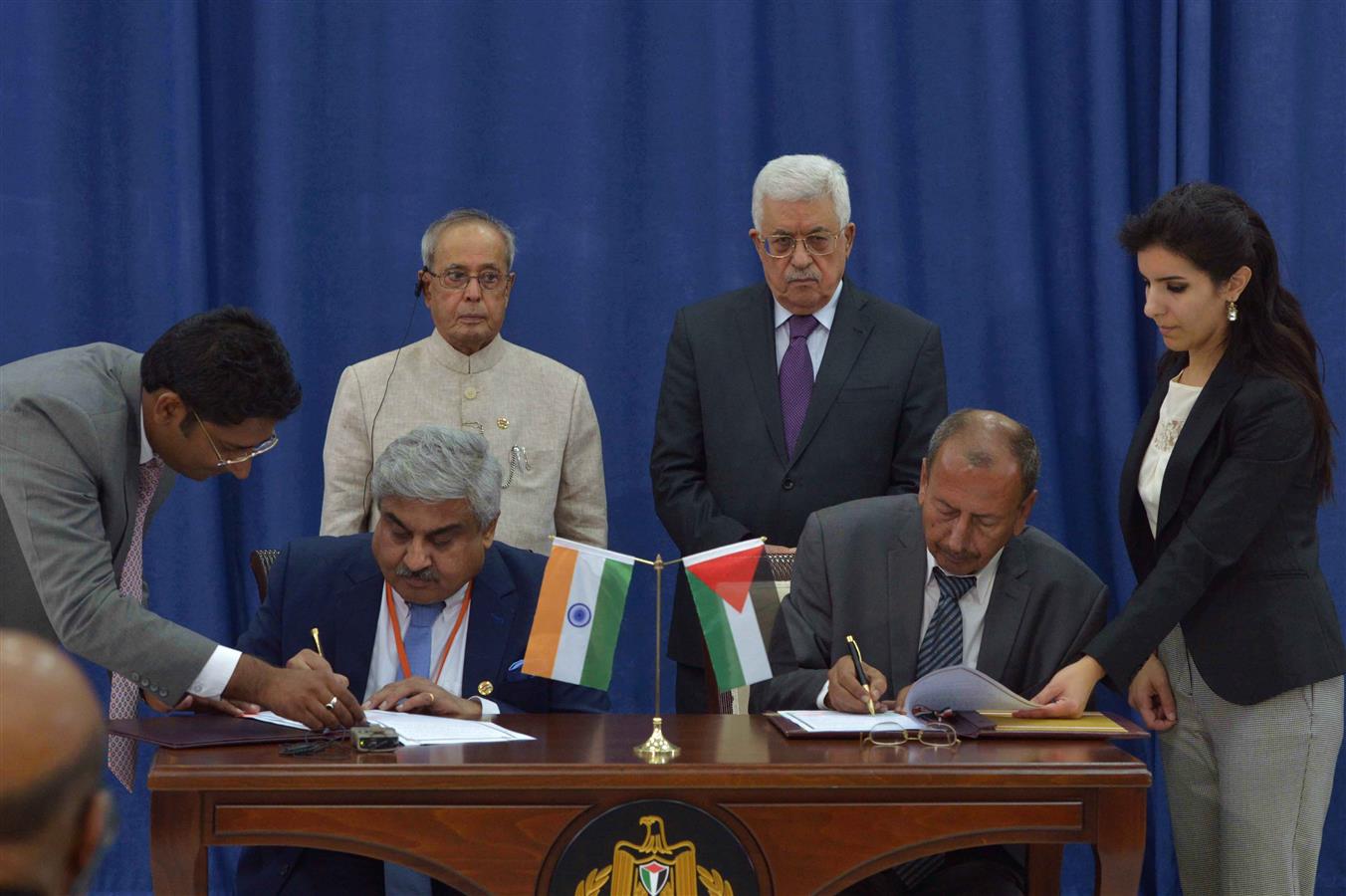 The President of India, Shri Pranab Mukherjee and the President of Palestine H.E. Mr. Mahmoud Abbas during the signing of agreements at Ramallah in Palestine on October 12, 2015.