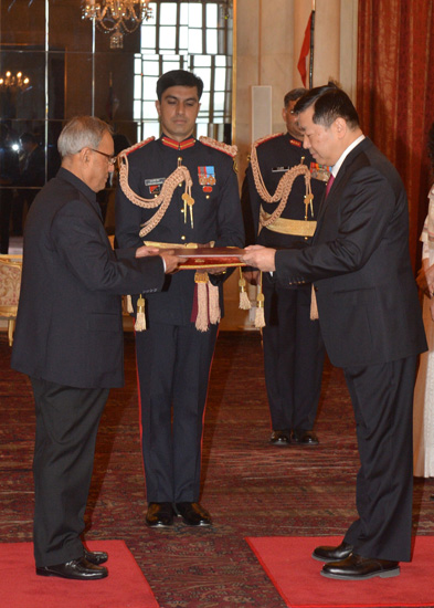 चीनी जनवादी गणराज्य के राजदूत, महामहिम श्री वेई वेई 22 जनवरी 2013 को राष्ट्रपति भवन, नई दिल्ली में भारत के राष्ट्रपति, श्री प्रणब मुखर्जी को परिचय पत्र प्रस्तुत करते हुए।