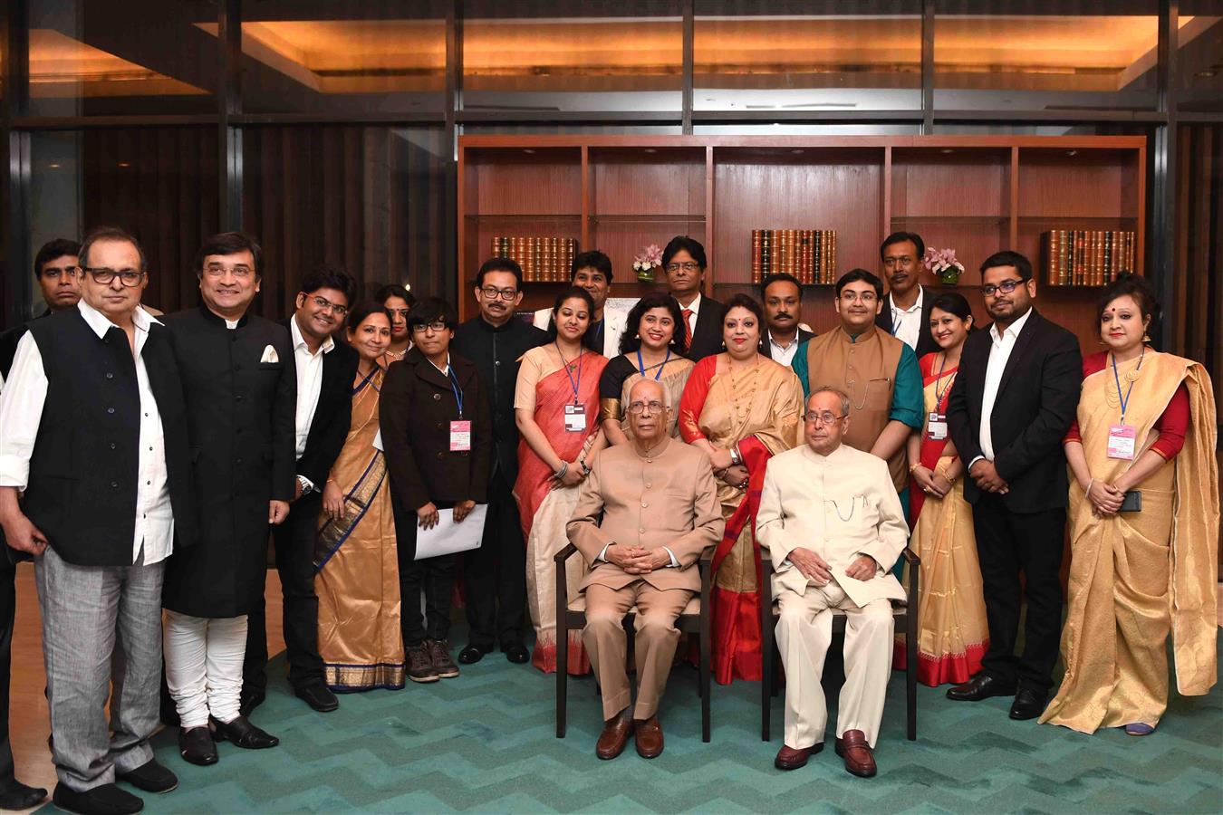 भारत के राष्ट्रपति, श्री प्रणब मुखर्जी 19 जनवरी, 2017 को पश्चिम बंगाल के कोलकाता में आजकल के 35वें वर्षगांठ समारोह में एक सामूहिक छायाचित्रण के दौरान।