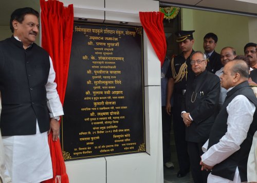 The President of India, Shri Pranab Mukherjee Visiting the Vithal Rukmini Temple at Pandharpur in Mumbai, Maharashtra on December 29, 2012. Also seen is the Chief Minister of Maharashtra, Shri Prithviraj Chavan.