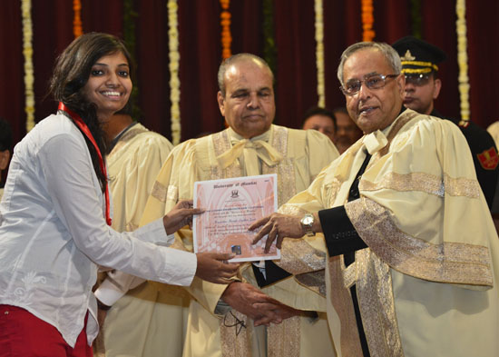 The President of India, Shri Pranab Mukherjee while presenting a degree to the student at the Convocation of University of Mumbai at Mumbai, Maharashtra on December 30, 2012. Also seen is the Governor of Maharashtra, Shri K. Sankaranarayanan.