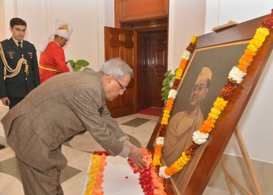 भारत के राष्ट्रपति, श्री प्रणब मुखर्जी 23 जनवरी, 2013 को नेताजी सुभाष चंद्र बोस की 116वीं जन्म जयंती के अवसर पर राष्ट्रपति भवन, नई दिल्ली में उनके चित्र पर पुष्पांजलि अर्पित करते हुए।