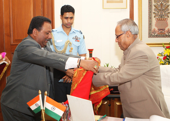 The Vice chancellor Visvesvaraya Technological University Belgaum, Prof.H.Maheshappa calling on the President of India, Shri Pranab Mukherjee on August 8, 2012.