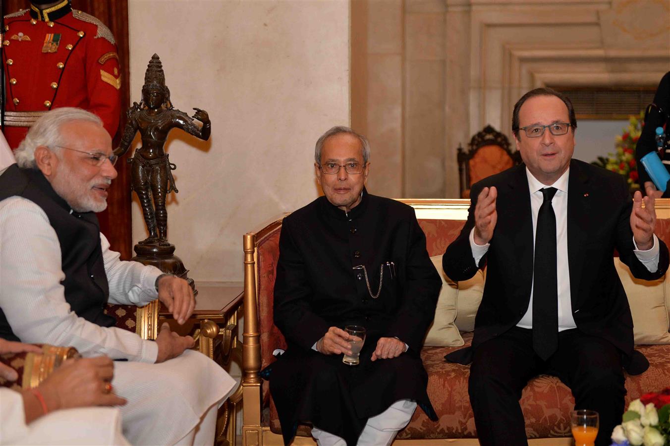 भारत के राष्ट्रपति, श्री प्रणब मुखर्जी 25 जनवरी, 2016 को राष्ट्रपति भवन में फ्रांस गणराज्य के महामहिम राष्ट्रपति श्री फ्रांस्वां ओलांद के सम्मान में आयोजित राजभोज में। 